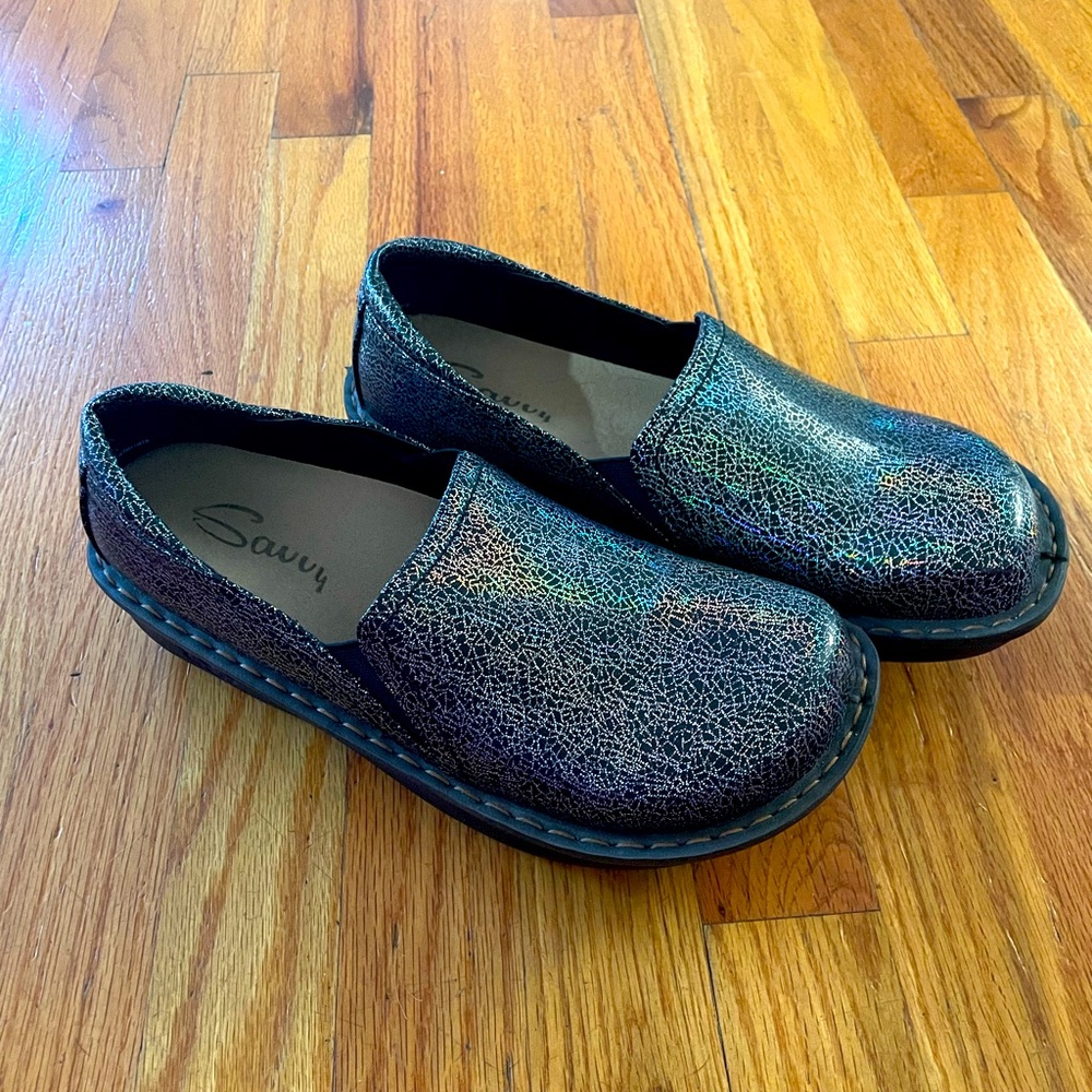 Savvy prism color clogs